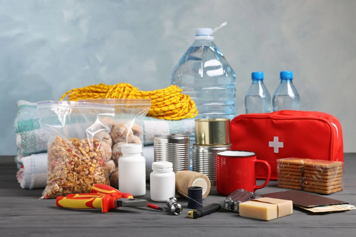 Noodpakket met flessenwater, voedsel en EHBO-materiaal, zonder waterfilter voor noodsituaties