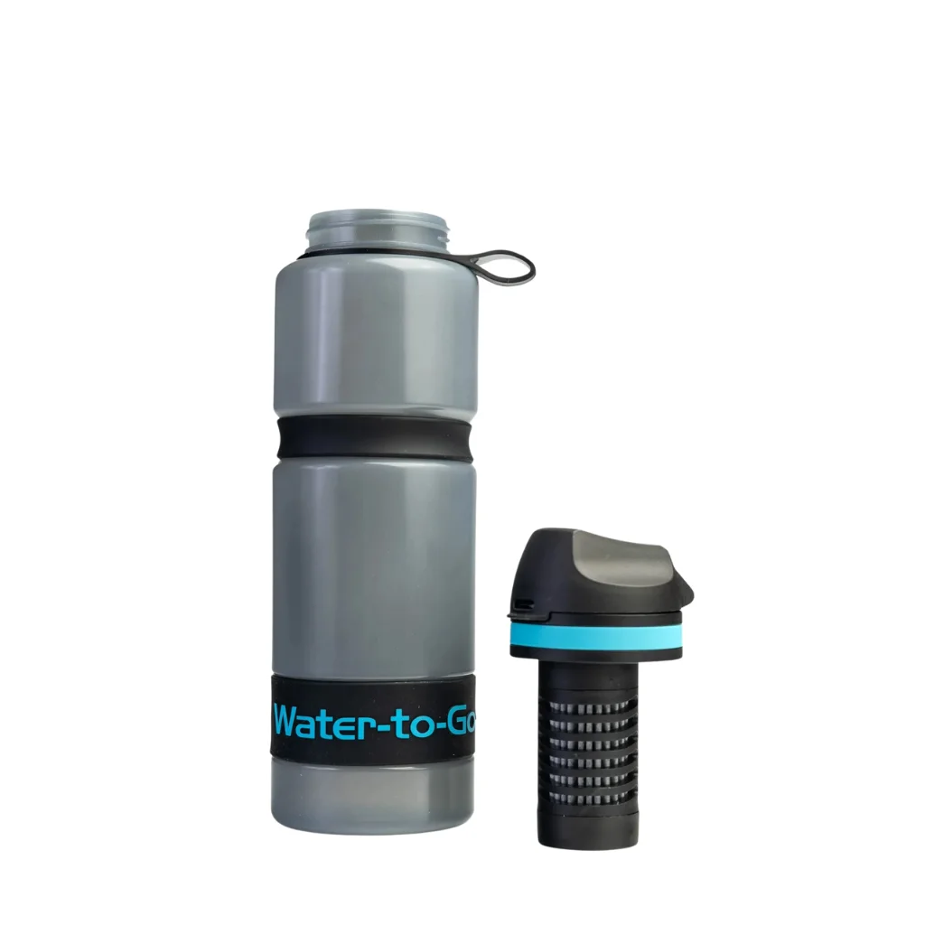 Blauwe Water-to-Go Eco-Active 75cl fles met waterfilter voor outdoor en reizen met filter naast de fles
