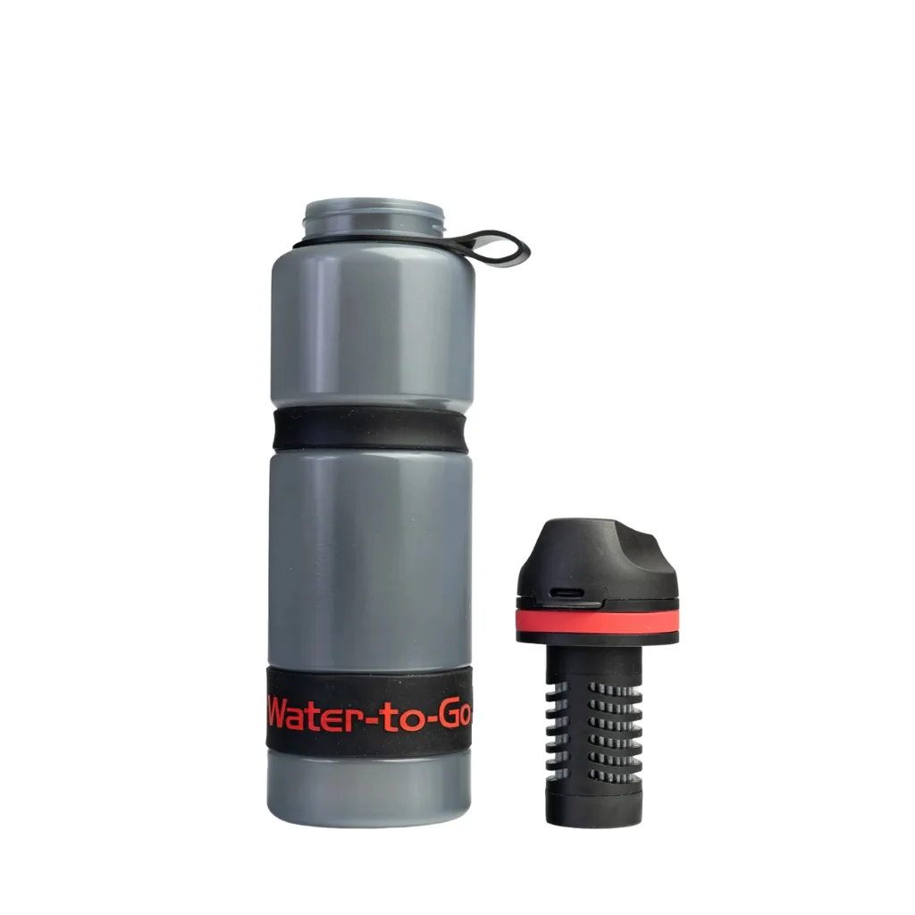 Rode Water-to-Go Eco-Active 75cl fles met waterfilter voor outdoor en reizen met filter naast de fles