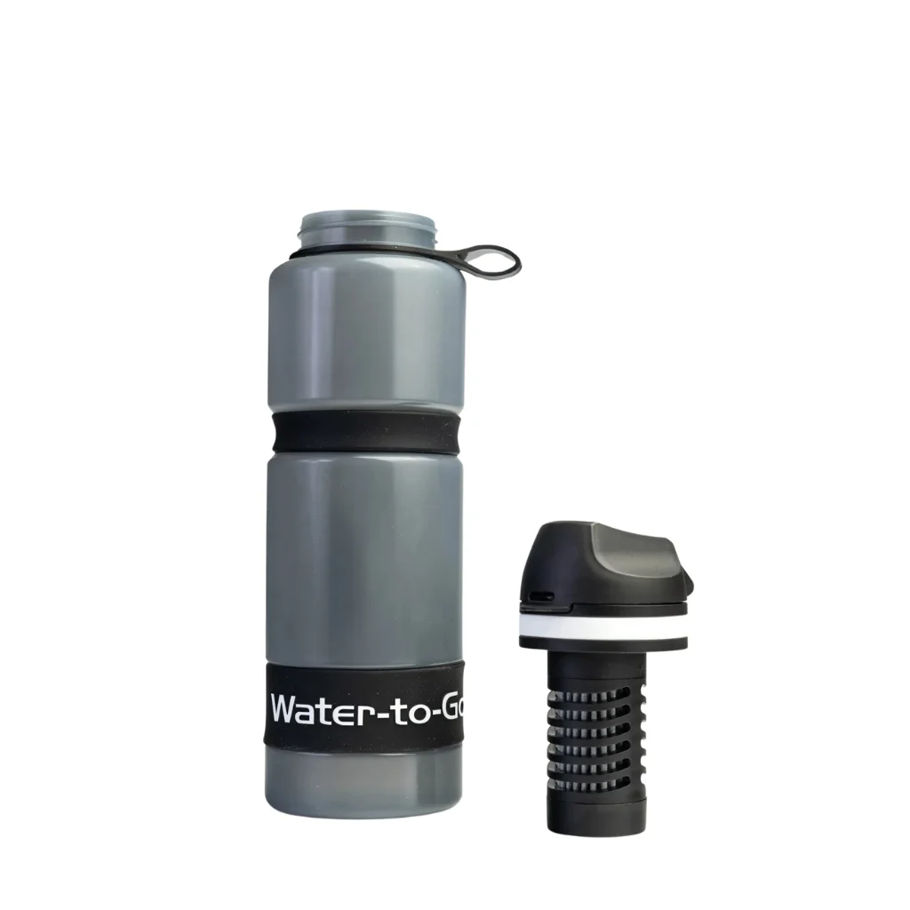 Zwarte/Witte Water-to-Go Eco-Active 75cl fles met waterfilter voor outdoor en reizen met filter naast de fles