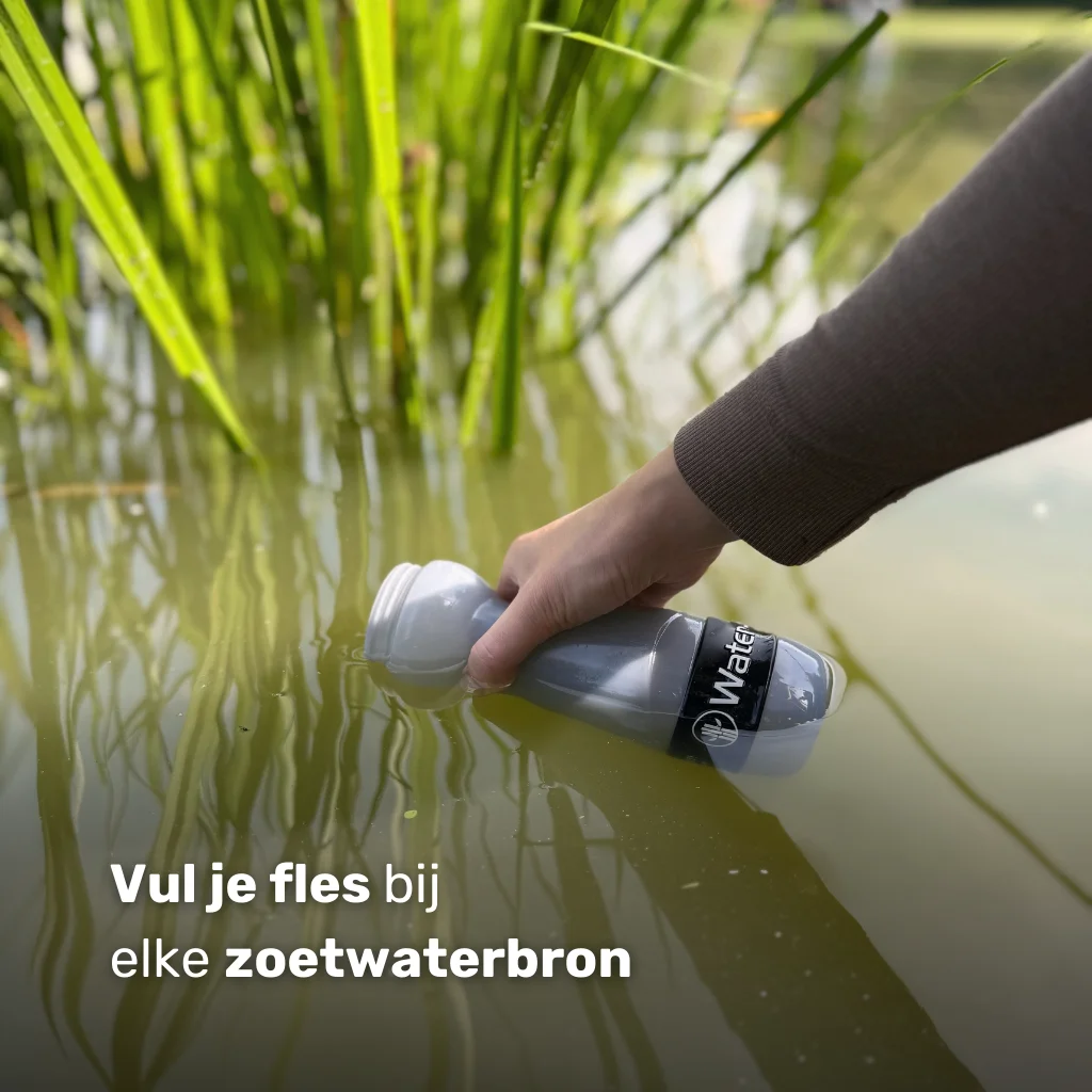 Waterfilter noodpakket – Water-to-Go Eco-Active 55cl wordt bijgevuld met water uit een beekje in de natuur