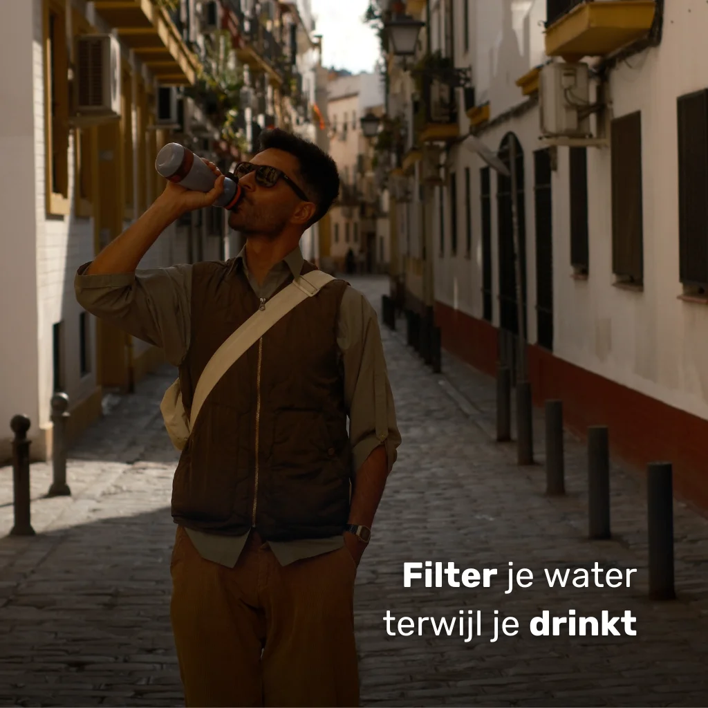 Waterfilter noodpakket – persoon drinkt rechtstreeks uit de Water-to-Go Eco-Active 55cl fles met ingebouwd filter