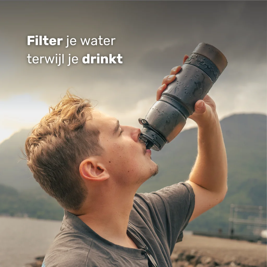 Waterfilter survival fles Water-to-Go Eco-Active 1 liter – man drinkt uit survival waterfilter om direct water te zuiveren tijdens zijn survival en outdoor activiteit