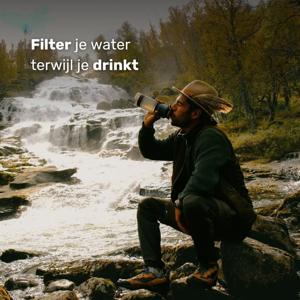 Man filtert water terwijl hij drinkt met de Water-to-Go Eco-Active 75cl outdoor waterfilter fles