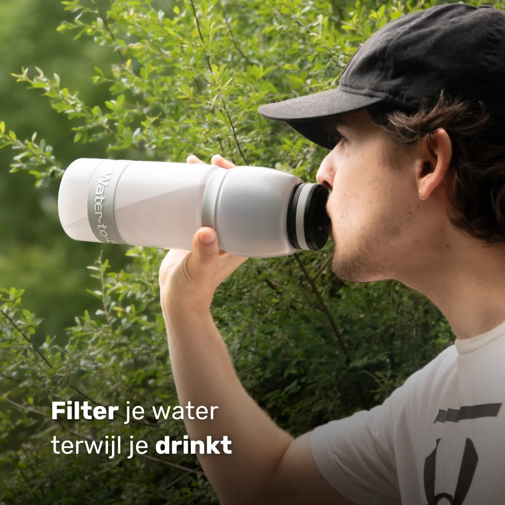 Waterfilter survival fles Water-to-Go Eco-Active 1 liter – man drinkt uit survival waterfilter om direct water te zuiveren tijdens zijn survival en outdoor activiteit