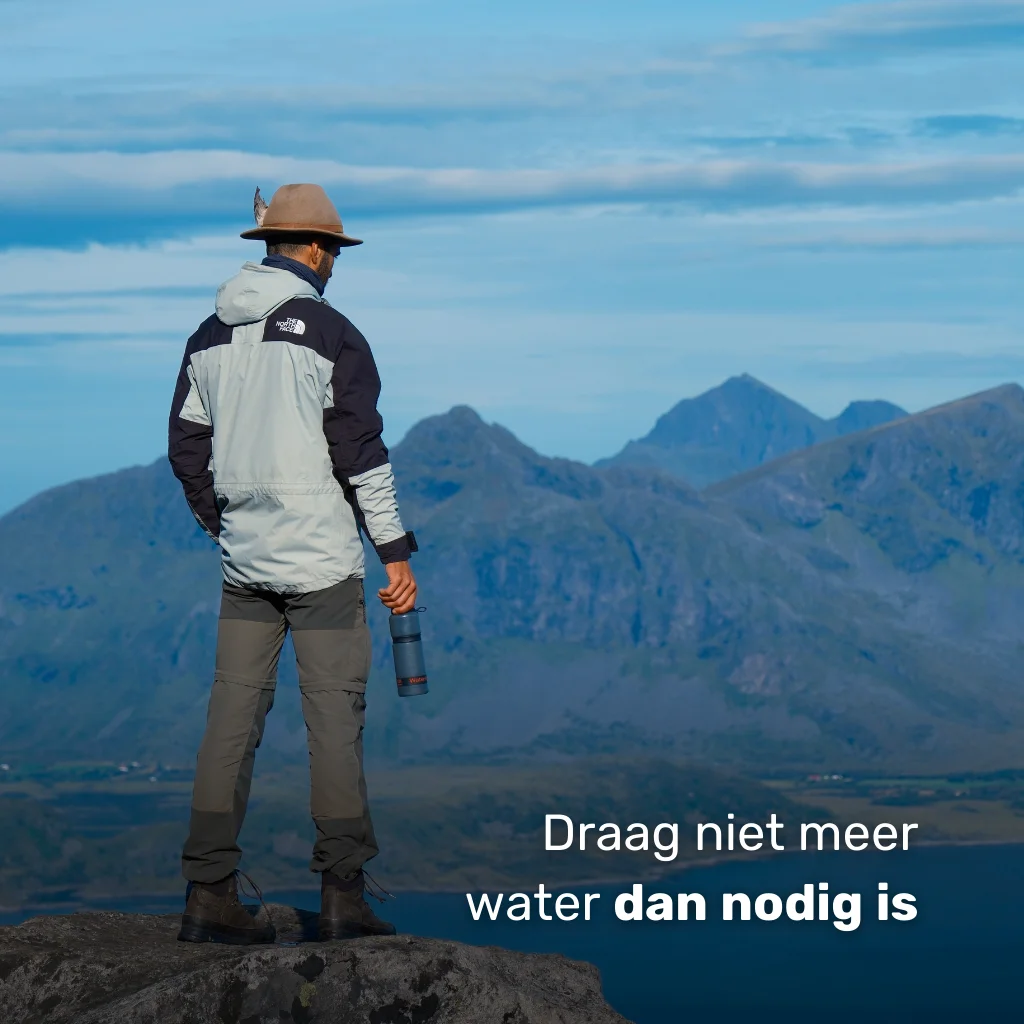 Hiker met Water-to-Go Eco-Active 75cl outdoor waterfilter fles in de bergen