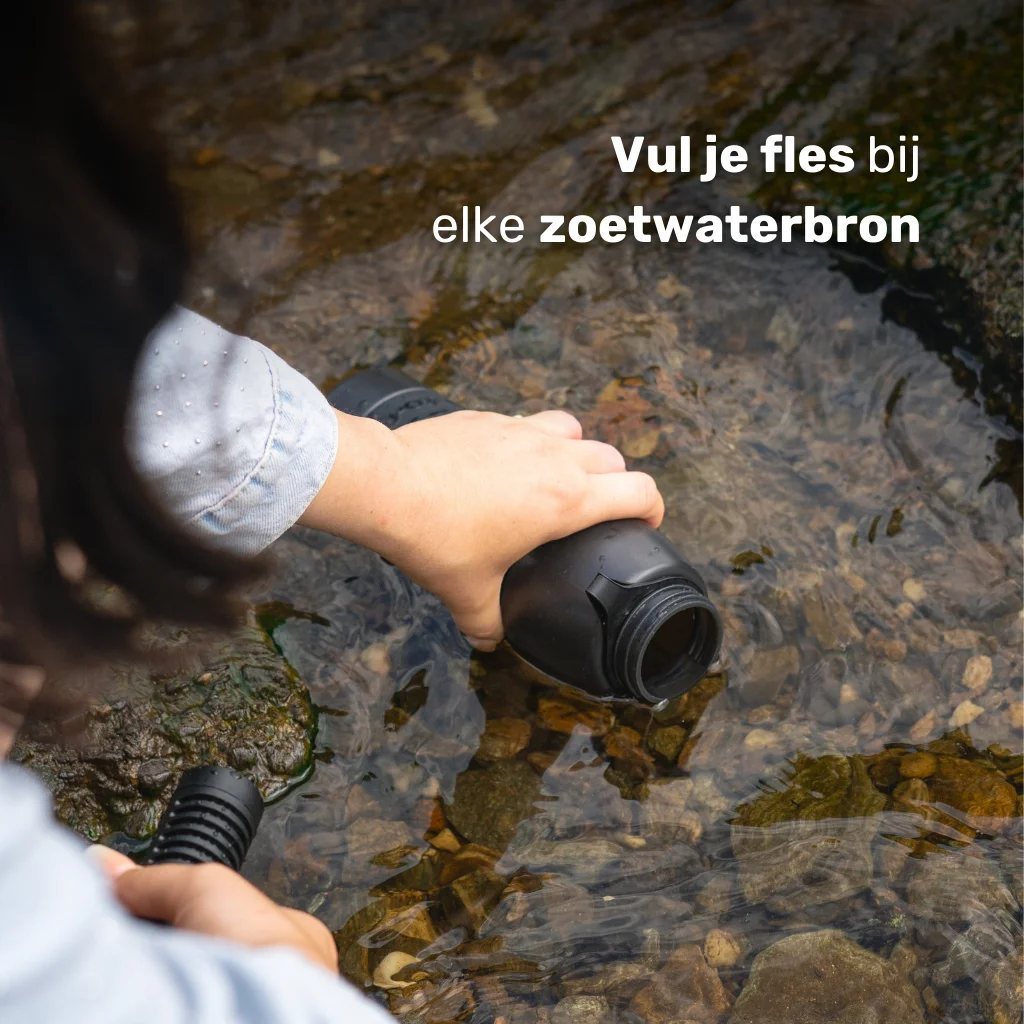 Survival waterfilter fles Water-to-Go Eco-Active 1 liter, gevuld met water uit een beekje tijdens survival en outdoor activiteit