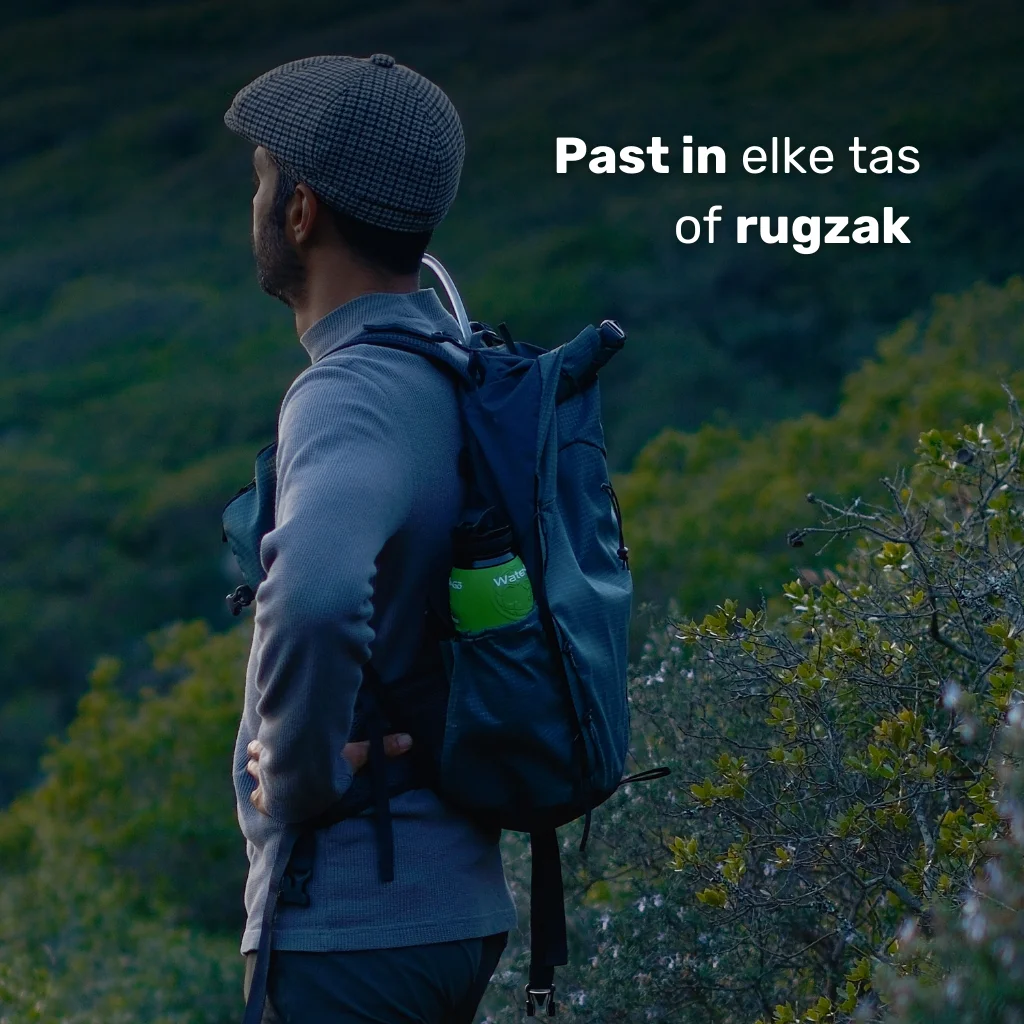 Man met een rugzak waarin de lichtgewicht waterfilter fles van Water-to-Go zit. Dit draagbare waterfilter past in bijna elke tas en is perfect voor waterzuivering onderweg zonder gedoe met waterzuiveringstabletten of water koken.