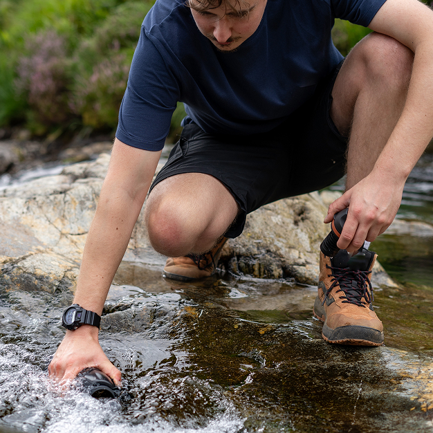 Waterfilter fles van Water-to-Go gebruikt bij meer voor veilig drinkwater
