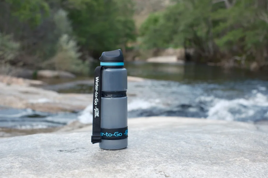 Water-to-Go waterfles met filter voor reizen op rots bij rivier
