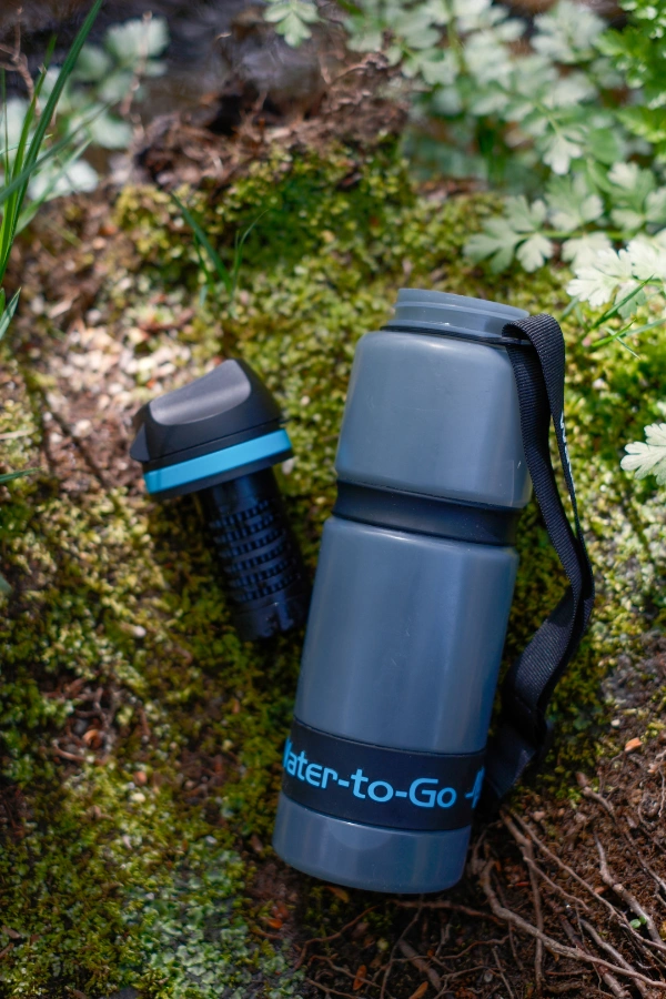 Lichtgewicht waterfles met filter voor reizen gemaakt van BPA-vrij bioplastic met draaglus voor backpacken