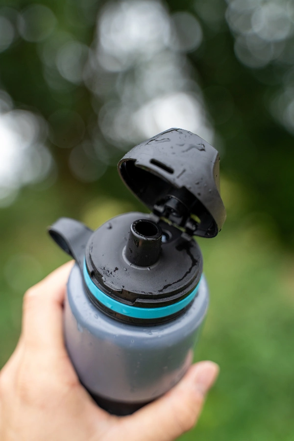 Waterfles met filter voor reizen met lekvrije schroefdop en hygiënische drinktuit, ideaal voor backpacken en vakanties