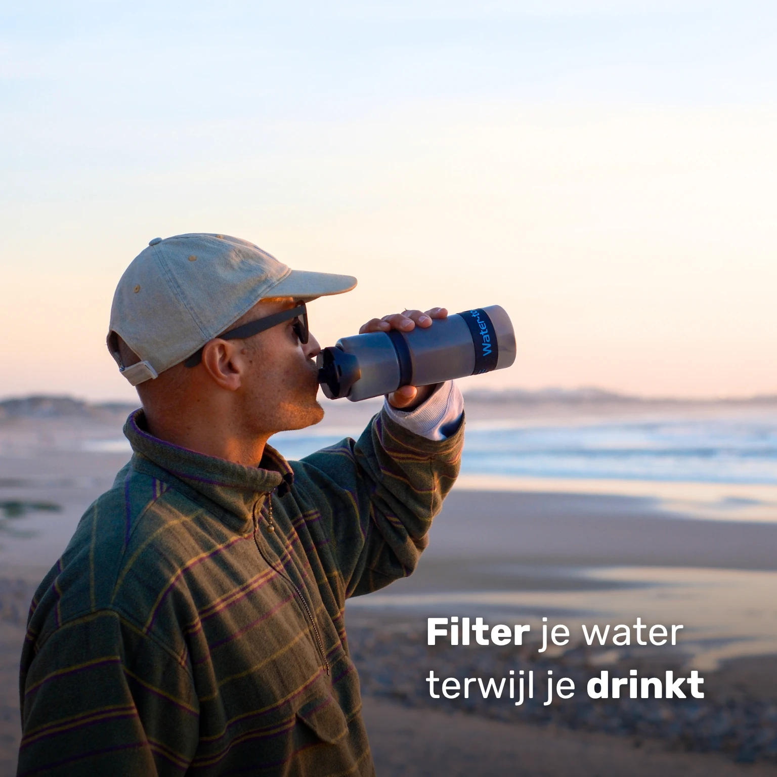 Man filtert water terwijl hij drinkt met de Water-to-Go Eco-Active 75cl outdoor waterfilter fles
