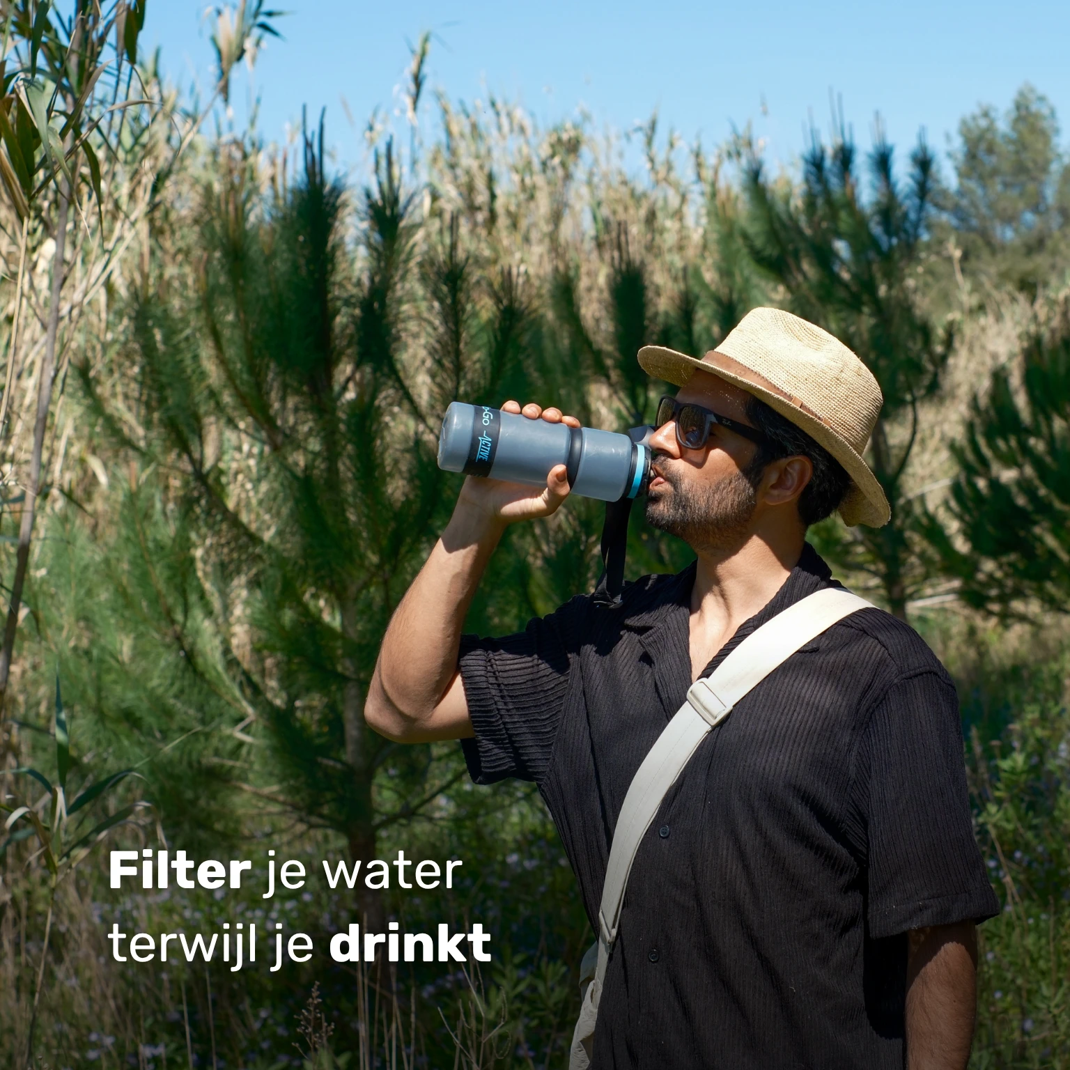 Man filtert water terwijl hij drinkt met de Water-to-Go Eco-Active 75cl outdoor waterfilter fles