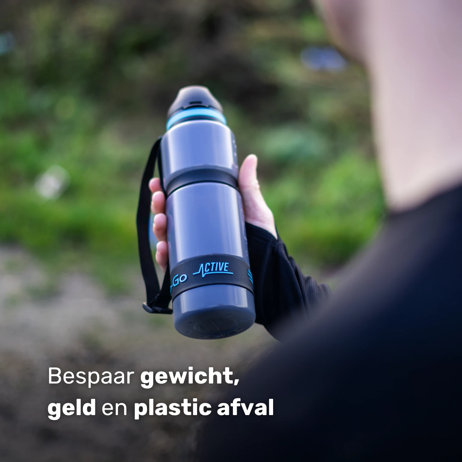 Water-to-Go Eco-Active 75cl outdoor waterfilter in handen van een persoon tijdens outdoor avontuur