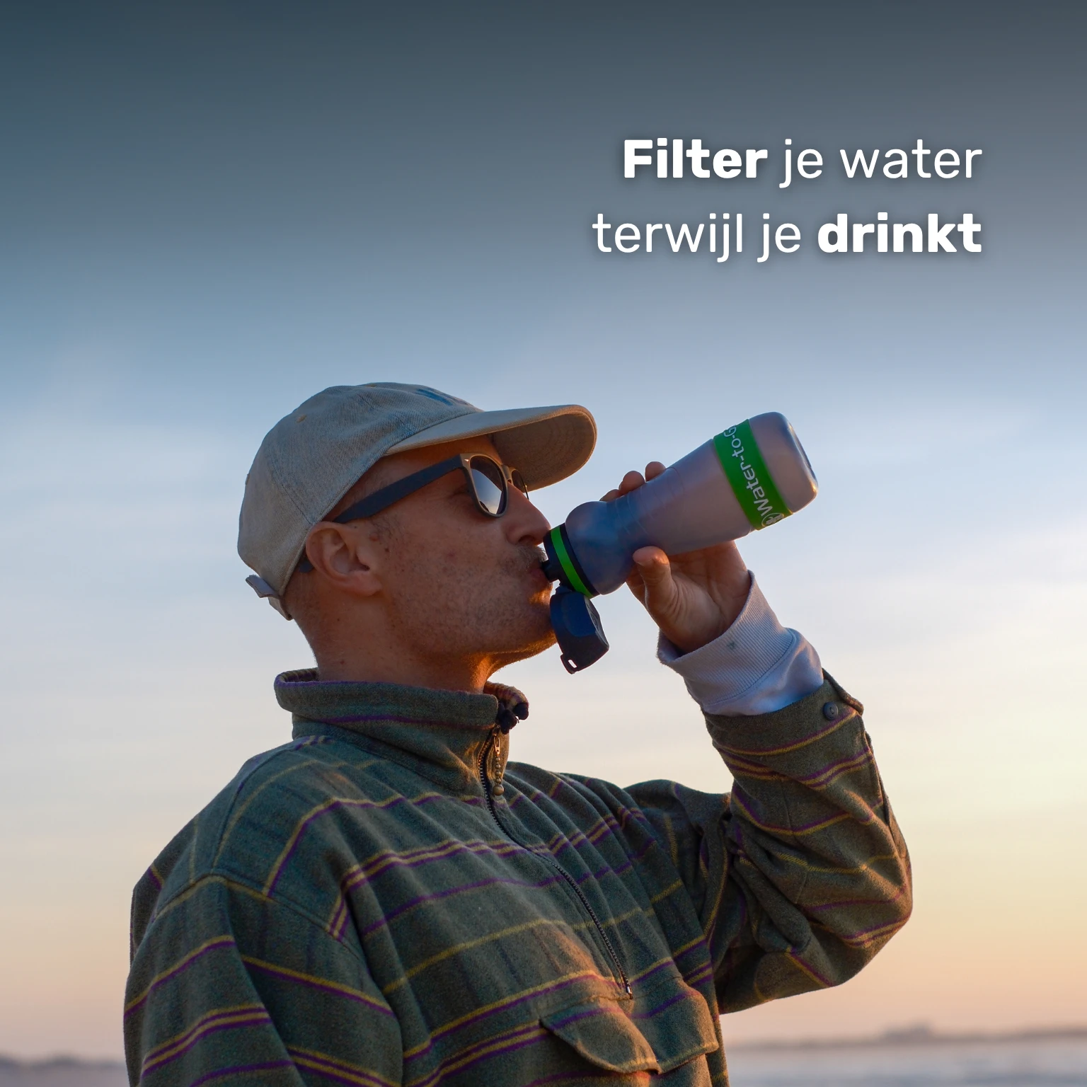 Waterfilter noodpakket – persoon drinkt rechtstreeks uit de Water-to-Go Eco-Active 55cl fles met ingebouwd filter