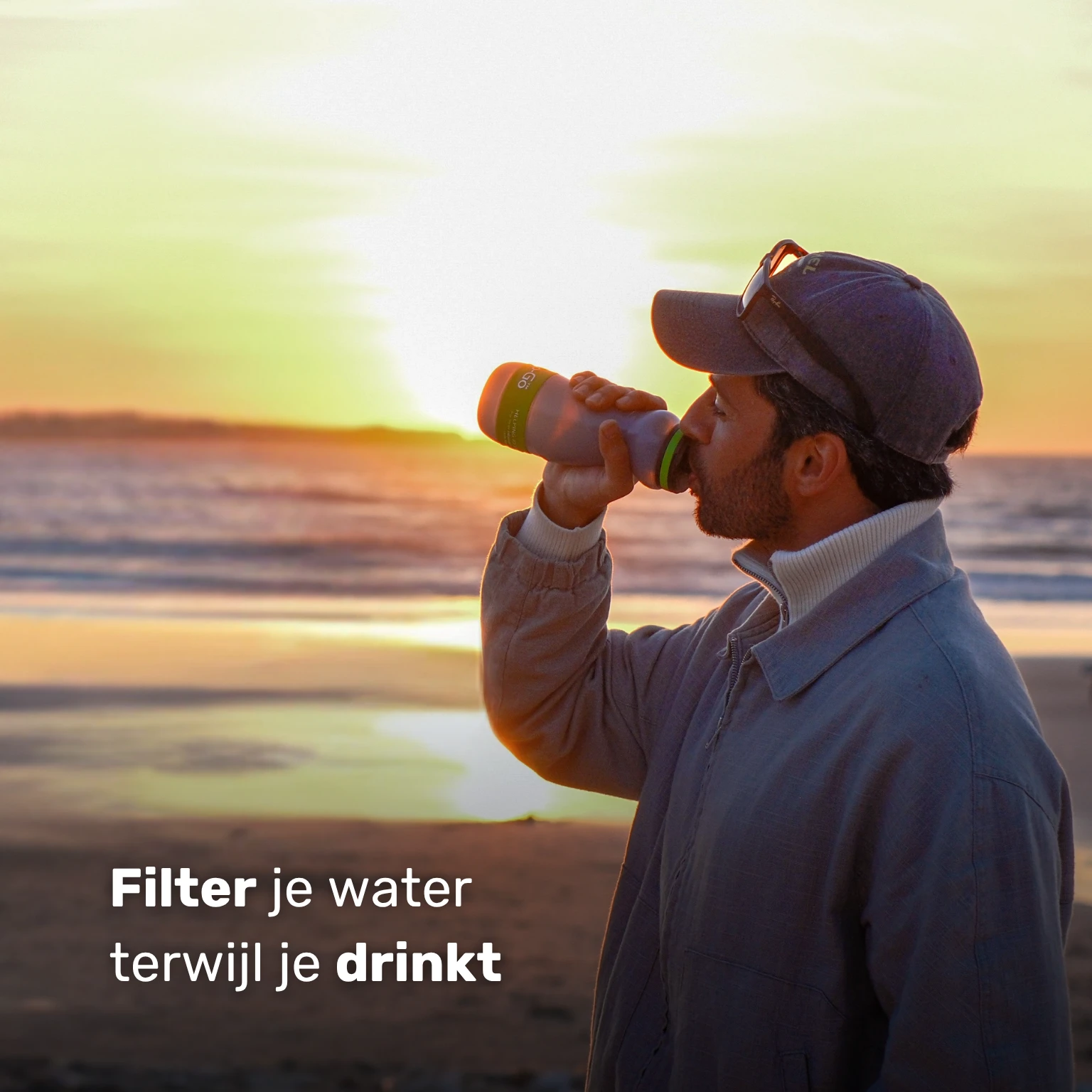 Waterfilter noodpakket – persoon drinkt rechtstreeks uit de Water-to-Go Eco-Active 55cl fles met ingebouwd filter.
